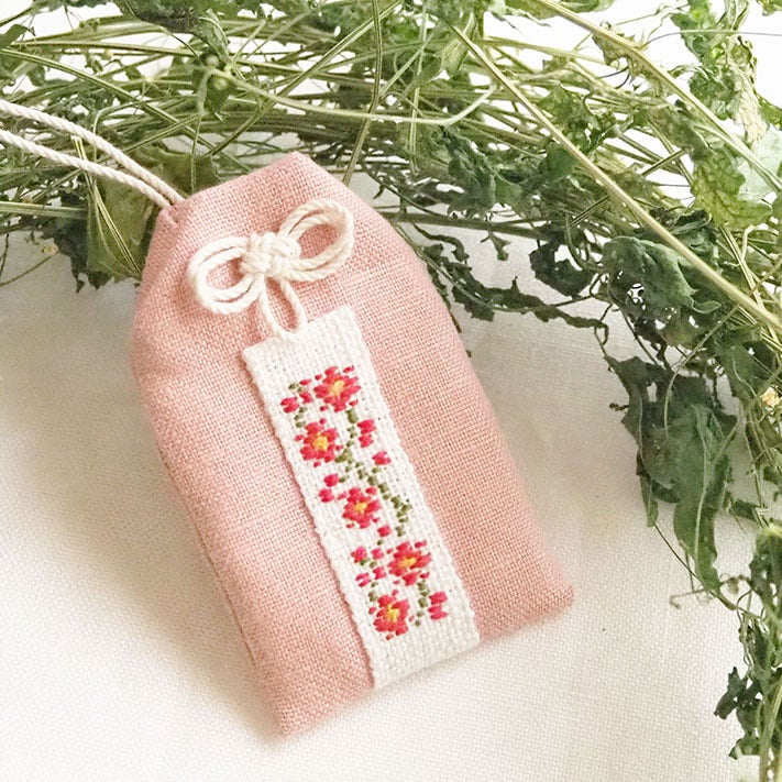 縫い取りリボン織り図案＆刺繍糸セット（お守り袋レシピ付き）【Spring Celebrations】
